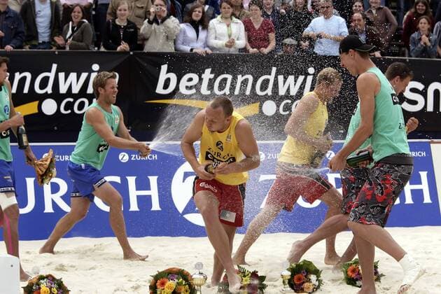 Sieger Marcus Popp (Mitte) wird nach der Siegerehrung Opfer der traditionellen Sektdusche durch David Klemperer (li.) und Stefan Uhmann (2.v.re.), sein Partner Kay Matysik (3.v.re., alle Deutschland) geht zum Gegenangriff über Beachvolleyball Herren Zürich Masters 2005, Zurich, Zuerich, Beach, Finale, Endspiel Gruppe Essen Freude, Begeisterung,