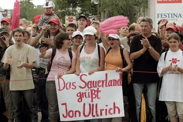 Weibliche Radsportfans aus dem Sauerland grüßen mit einem Plakat Jan Ullrich (Deutschland T Mobile) Radsport Herren Tour de Suisse 2005, Straßenradsport, Straße, Rad, ProTour, Zeitfahren, Einzelzeitfahren Gruppe 2. Etappe: Weinfelden Freude,