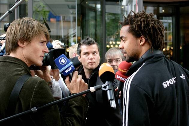 Patrick Owomoyela (Deutschland, re.) gibt ARD Reporter Dietmar Teige ein Interview Fußball Herren Confederations Cup 2005, Confederationscup, Konföderationen, Konföderationencup Gruppe Frankfurt M.