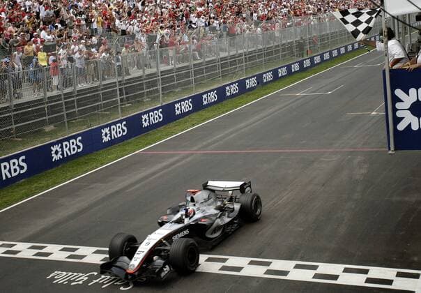 Sieger Kimi Räikkönen (Finnland McLaren Mercedes) überquert beim Großen Preis von Kanada 2005 als Erster die Ziellinie Motorsport Grand Prix Herren Großer Preis von Kanada 2005, Formel 1 Weltmeisterschaft, F1, F, GP, WM, Vdig, Totale Montreal