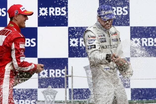 Sieger Kimi Räikkönen (Finnland McLaren Mercedes, re.) begießt mit dem Zweitplazierten Michael Schumacher (Deutschland Ferrari) seinen Erfolg beim Großen Preis von Kanada 2005 Motorsport Grand Prix Herren Großer Preis von Kanada 2005, Formel 1 Weltmeisterschaft, F1, F, GP, WM, Vdig, Gruppe Montreal Begeisterung, Freude,