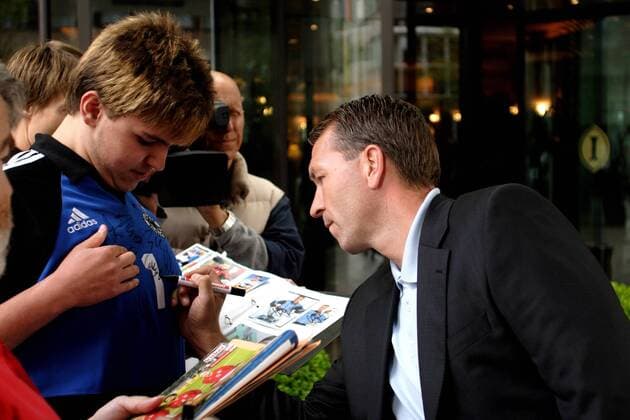 Torwarttrainer Andreas Köpke (Deutschland, re.) gibt bei der Ankunft am Frankfurter Hotel bereitwillig ein Autogramm Fußball Herren Confederations Cup 2005, Confederationscup, Konföderationen, Konföderationencup Gruppe Frankfurt M.