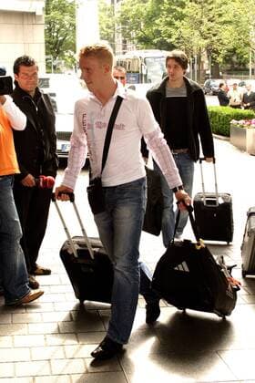 Mike Hanke (vorn) und Christian Schulz (dahinter, beide Deutschland) bei der Ankunft am Frankfurter Hotel Fußball Herren Confederations Cup 2005, Confederationscup, Konföderationen, Konföderationencup Gruppe Frankfurt M.