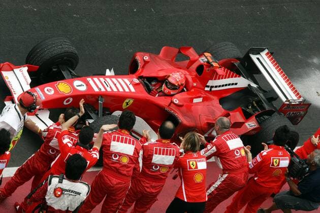 Michael Schumacher (Deutschland Ferrari) erntet nach seinem 2. Platz beim Großen Preis von Kanada 2005 den Applaus seiner Boxencrew Motorsport Grand Prix Herren Großer Preis von Kanada 2005, Formel 1 Weltmeisterschaft, F1, F, GP, WM, Vdig, Totale Montreal Begeisterung, Freude,