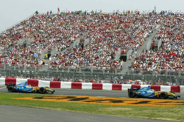 Giancarlo Fisichella (Italien, re.) und Teamkollege Fernando Alonso (Spanien beide Renault) in ihren Boliden vor der ausverkauften Zuschauertribüne Motorsport Grand Prix Herren Großer Preis von Kanada 2005, Formel 1 Weltmeisterschaft, F1, F, GP, WM, Vdig, Totale Montreal