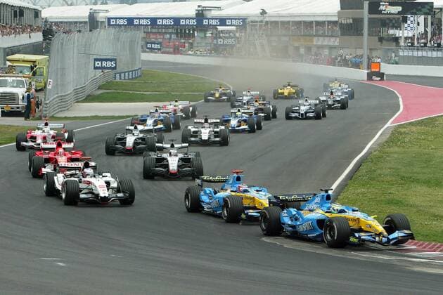 Start zum Großen Preis von Kanada 2005 - Giancarlo Fisichella (Italien, re.) und Teamkollege Fernando Alonso (Spanien beide Renault) führen das Feld in die erste Kurve Motorsport Grand Prix Herren Großer Preis von Kanada 2005, Formel 1 Weltmeisterschaft, F1, F, GP, WM, Vdig, Totale Montreal
