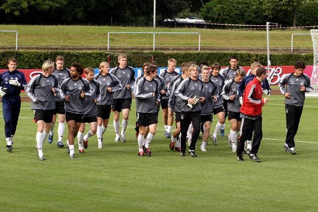 Die deutschen Spieler beim Lauftraining Fußball Herren Nationalmannschaft 2005, Nationalteam, Training, Vorbereitung, Deutschland Totale Frankfurt M.