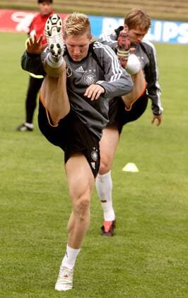 Bastian Schweinsteiger (Deutschland) - Dehnungsübungen Fußball Herren Nationalmannschaft 2005, Nationalteam, Training, Vorbereitung, Deutschland Einzelbild Frankfurt M.