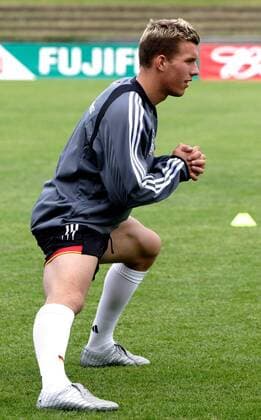 Lukas Podolski (Deutschland) - Dehnungsübungen Fußball Herren Nationalmannschaft 2005, Nationalteam, Training, Vorbereitung, Deutschland Einzelbild Frankfurt M.