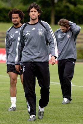 Michael Ballack (Mitte) und Patrick Owomoyela (beide Deutschland) Fußball Herren Nationalmannschaft 2005, Nationalmannschaftstraining, Training, Nationalteam, Vdig, Gruppe Frankfurt M.