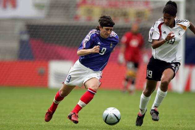 Marinette Pichon (Frankreich, li.) gegen Navina Omilade (Deutschland) Fußball EM Damen Europameisterschaft 2005, Frauen, Frauenfußball, Gruppe B, Länderspiel, Deutschland - Frankreich 3:0 Gruppe Pan9708 Warrington Dynamik,  