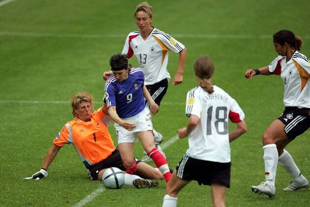 Marinette Pichon (Frankreich, Mitte) wird von Torfrau Silke Rottenberg im Strafraum gefoult, Sandra Minnert (hi.) und Navina Omilade (alle Deutschland) beobachten die Situation Fußball EM Damen Europameisterschaft 2005, Frauen, Frauenfußball, Gruppe B, Länderspiel, Deutschland - Frankreich 3:0 Gruppe Pan9708 Warrington Dynamik,  