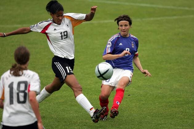 Sonia Bompastor (Frankreich, re.) gegen Navina Omilade (Deutschland) Fußball EM Damen Europameisterschaft 2005, Frauen, Frauenfußball, Gruppe B, Länderspiel, Deutschland - Frankreich 3:0 Gruppe Pan9708 Warrington Dynamik,  