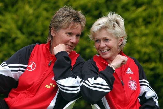 Bundestrainerin Tina Theune Meyer (li.) und Co Trainerin Silvia Neid (beide Deutschland) stecken die Köpfe zusammen Fußball EM Damen Europameisterschaft 2005, Frauen, Frauenfußball, Nationalmannschaft, Nationalteam Gruppe Preston