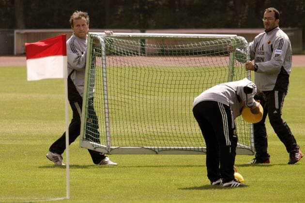 Nationaltrainer Zico (Japan, li.) und ein Assistent stellen ein Kleinfeldtor an seinen Platz Fußball Herren FIFA Confederations Cup 2005, Confederationscup, Konföderationencup, Konföderationen Gruppe Hannover