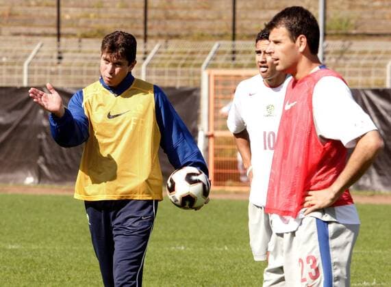 Nationaltrainer Frank Farina (li., Australien) gibt seinen Spielern während der Trainingseinheit Anweisungen Fußball Herren FIFA Confederations Cup 2005, Confederationscup, Konföderationencup, Konföderationen Gruppe Frankfurt M.