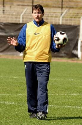 Nationaltrainer Frank Farina (Australien) gibt seinen Spielern während der Trainingseinheit Anweisungen Fußball Herren FIFA Confederations Cup 2005, Confederationscup, Konföderationencup, Konföderationen Einzelbild Frankfurt M.