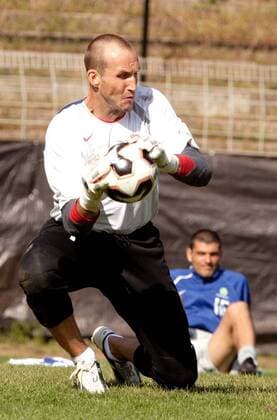 Torwart Marc Schwarzer (Australien) fängt den Ball Fußball Herren FIFA Confederations Cup 2005, Confederationscup, Konföderationencup, Konföderationen Einzelbild Frankfurt M. Dynamik, Abwehr