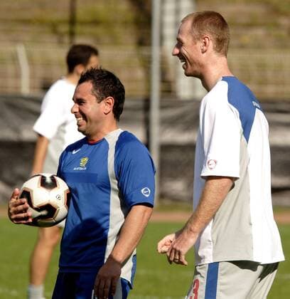 Craig Moore (Australien, re.) amüsiert sich mit einem Teamkollegen Fußball Herren FIFA Confederations Cup 2005, Confederationscup, Konföderationencup, Konföderationen Gruppe Frankfurt M. Harmonie, Freude,