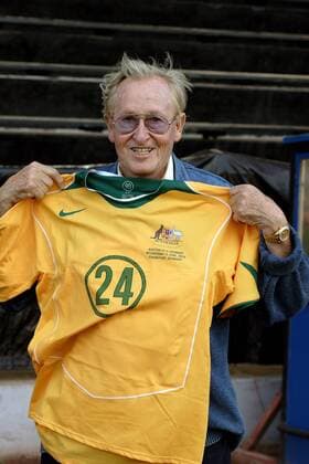 Trainerlegende Rudi Gutendorf (Deutschland) - WM Botschafter für Rheinland Pfalz - präsentiert stolz das ihm überreichte Nationaltrikot von Australien Fußball Herren FIFA Confederations Cup 2005, Confederationscup, Konföderationencup, Konföderationen Einzelbild Frankfurt M.