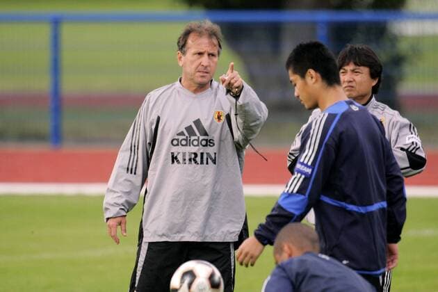 Nationaltrainer Zico (Japan) gibt Anweisungen Fußball Herren FIFA Confederations Cup 2005, Confederationscup, Konföderationencup, Konföderationen Gruppe Hannover