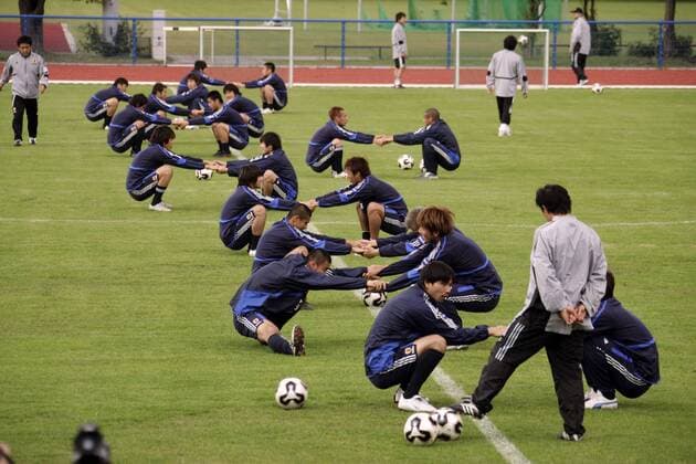 Die japanische Nationalmannschaft bei der Erwärmung Fußball Herren FIFA Confederations Cup 2005, Confederationscup, Konföderationencup, Konföderationen, Japan Totale Hannover
