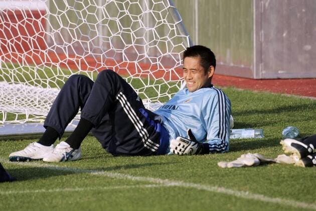 Torwart Yoshikatsu Kawaguchi (Japan) liegt gut gelaunt am Boden Fußball Herren FIFA Confederations Cup 2005, Confederationscup, Konföderationencup, Konföderationen Einzelbild Hannover