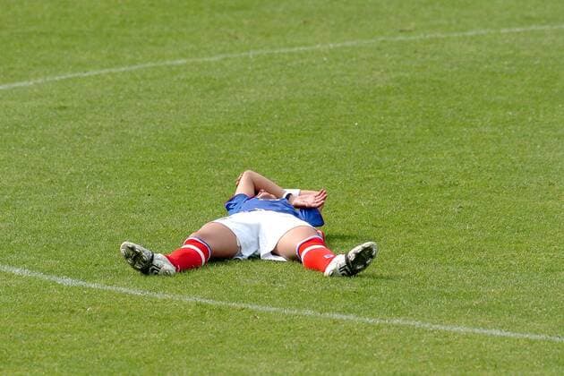 Eine Spielerin der französischen Nationalmannschaft liegt enttäuscht am Boden Fußball EM Damen Europameisterschaft 2005, Frauen, Frauenfußball, Gruppe B, Länderspiel, Nationalmannschaft Einzelbild Warrington Enttäuschung, Erschöpfung,