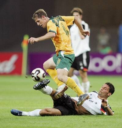 Scott Chipperfield (Australien, li.) gegen Kevin Kuranyi (Deutschland) Fußball Länderspiel Herren Confederations Cup 2005, Confederationscup, Konföderationencup, Konföderationen, Länderspiel Gruppe Nationalmannschaft, Nationalteam, Nationaltrikot Frankfurt M. Dynamik,