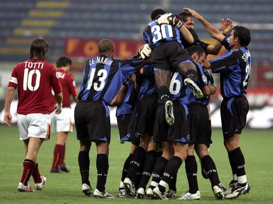 Torjubel Inter, daneben ein enttäuschter Francesco Totti (Roma) Fußball Herren Coppa Italia 2004 2005, Italienischer Pokal, Pokalspiel, Finale, Endspiel, Pokalfinale Gruppe Mailand Freude,