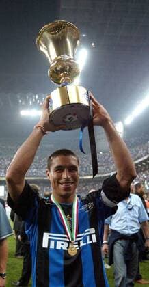 Pokalsieger Ivan Cordoba (Inter) präsentiert stolz den Coppa Italia Fußball Herren Coppa Italia 2004 2005, Italienischer Pokal, Pokalspiel, Finale, Endspiel, Pokalfinale Einzelbild Medaille, Gold, Goldmedaille Mailand Freude,