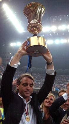 Trainer Roberto Mancini (Inter) präsentiert stolz den Coppa Italia Fußball Herren Coppa Italia 2004 2005, Italienischer Pokal, Pokalspiel, Finale, Endspiel, Pokalfinale, Coach, Einzelbild Medaille, Gold, Goldmedaille, Mailand Freude,