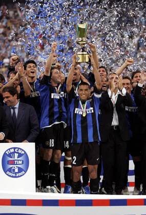 Siegerehrung Coppa Italia - Pokalsieger Ivan Cordoba hält jubelnd die Trophäe in den Händen - daneben Julio Ricardo Cruz (li.), Kily Gonzalez (2.v.li.) und Trainer Roberto Mancini (alle Inter, re.) Fußball Herren Coppa Italia 2004 2005, Italienischer Pokal, Pokalspiel, Finale, Endspiel, Pokalfinale, Coach, Gruppe Pokalfeier, Podium, Podest, Konfetti Mailand Freude, Begeisterung,