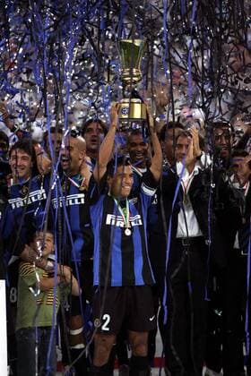 Pokalsieger Ivan Cordoba (Inter) präsentiert stolz den Coppa Italia Fußball Herren Coppa Italia 2004 2005, Italienischer Pokal, Pokalspiel, Finale, Endspiel, Pokalfinale Gruppe Podest, Konfetti, Konfettiregen Mailand Freude, Begeisterung,
