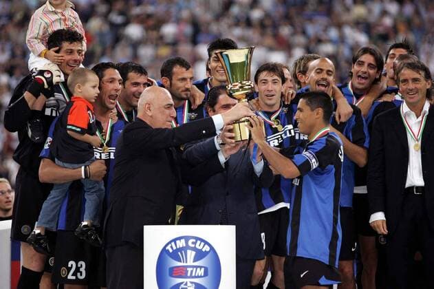 Verbandspräsident Adriano Galliani (Italien) überreicht Ivan Cordoba (Inter) die Siegertrophäe für den Gewinn des Coppa Italia 2005 Fußball Herren Coppa Italia 2004 2005, Italienischer Pokal, Pokalspiel, Finale, Endspiel, Pokalfinale Totale Podest, Feier, Pokalfeier, Siegesfeier, Jubel Mailand Freude,