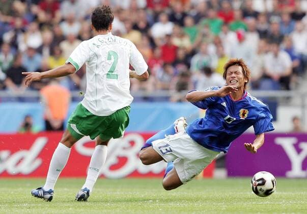 Atsushi Yanagisawa (Japan, re.) wird von Aaron Galindo (Mexiko) gefoult Fußball Länderspiel Herren Confederations Cup 2005, Confederationscup, Konföderationencup, Konföderationen, Confedcup, Confed Gruppe Hannover Dynamik, Kampf,