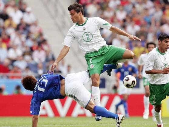 Aaron Galindo (Mexiko, re.) gegen Atsushi Yanagisawa (Japan) Fußball Länderspiel Herren Confederations Cup 2005, Confederationscup, Konföderationencup, Konföderationen, Confedcup, Confed Gruppe Hannover Dynamik, Kampf,