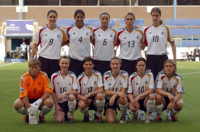 Mannschaftsbild Deutschland, hi.v.li.: Birgit Prinz, Steffi Jones, Inka Grings, Sandra Minnert, Kerstin Garefrekes; vorn: Torfrau Silke Rottenberg, Conny Pohlers, Ariane Hingst, Anja Mittag, Renate Lingor und Britta Carlson Fußball EM Damen Europameisterschaft 2005, Frauen, Frauenfußball, Halbfinale, Länderspiel, Vdig Totale Preston