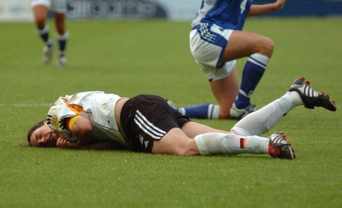 Birgit Prinz (Deutschland) liegt verletzt am Boden Fußball EM Damen Europameisterschaft 2005, Frauen, Frauenfußball, Halbfinale, Länderspiel, Vdig Einzelbild Preston