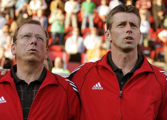 Bundestrainer Michael Skibbe (re.) und Co Trainer Paul Schomann (beide Deutschland U20) singen die Nationalhymne Fußball WM Herren U 20 Junioren Weltmeisterschaft 2005, Gruppe D, Länderspiel, Nationalmannschaft, Nationalteam Gruppe Enschede