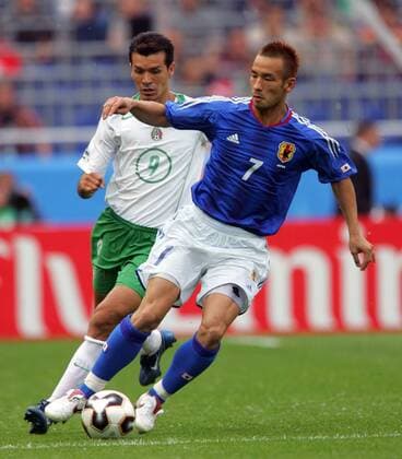 Hidetoshi Nakata (Japan, re.) gegen Jared Borgetti (Mexiko) Fußball Länderspiel Herren Confederations Cup 2005, Confederationscup, Konföderationencup, Konföderationen, Länderspiel Einzelbild Hannover Dynamik,