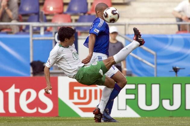 Ricardo Osorio (Mexiko, li.) gegen Alex (Japan) Fußball Länderspiel Herren Confederations Cup 2005, Confederationscup, Konföderationencup, Konföderationen, Confedcup, Confed Gruppe Hannover Dynamik, Kampf,