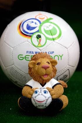 Das WM Maskottchen Goleo VI mit seinem kleinen Freund Pille, dem sprechenden Ball vor einem Fanball mit dem Logo des FIFA World Cup 2006 Fußball WM Herren Vorschau 2005 Weltmeisterschaft 2006, Vdig Einzelbild Frankfurt M.