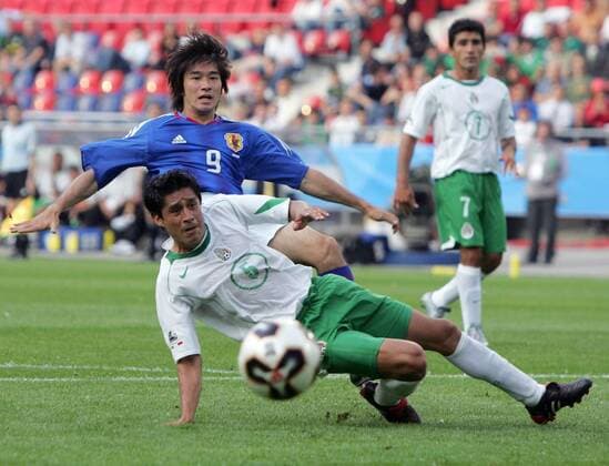 Ricardo Osorio (Mexiko, vorn) gegen Keiji Tamada (Japan) Fußball Herren Confederations Cup 2005, Confederationscup, Länderspiel, Japan - Mexiko 1:2 Gruppe Nationalmannschaft, Nationalteam, Nationaltrikot, Hannover Kampf, Dynamik,