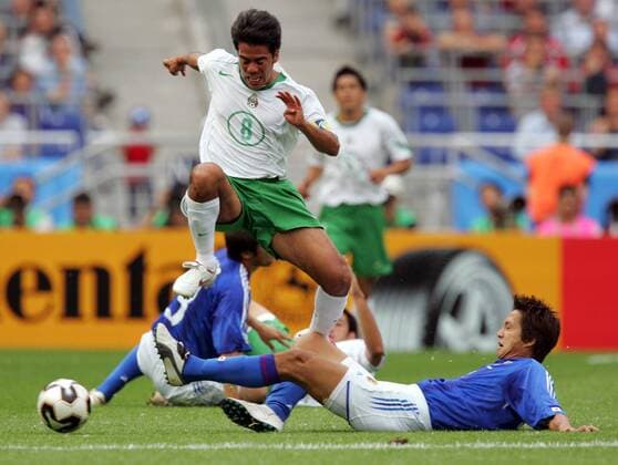 Pavel Pardo (Mexiko, Mitte) setzt sich durch Fußball Herren Confederations Cup 2005, Confederationscup, Länderspiel, Japan - Mexiko 1:2 Gruppe Nationalmannschaft, Nationalteam, Nationaltrikot, Hannover Dynamik, Kampf,