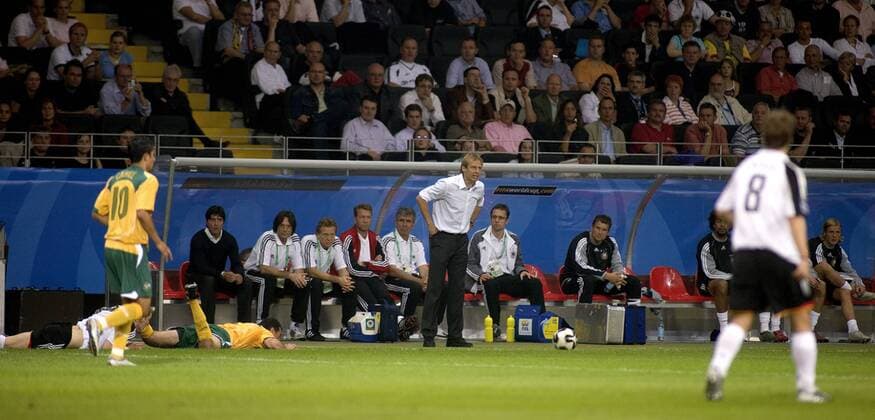 Bundestrainer Jürgen Klinsmann (Deutschland) unzufrieden an der Seitenlinie vor der deutschen Bank Fußball Länderspiel Herren Confederations Cup 2005, Confederationscup, Konföderationencup, Konföderationen, Gruppe A, Vdig Totale CommerzbankArena, Commerzbank Arena Frankfurt M. Spannung,