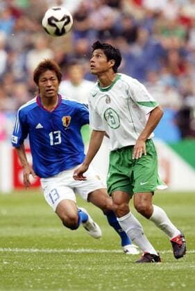 Ricardo Osorio (Mexiko, re.) gegen Atsushi Yanagisawa (Japan) Fußball Länderspiel Herren Confederations Cup 2005, Confederationscup, Konföderationencup, Konföderationen, Confedcup, Gruppe Hannover Dynamik,