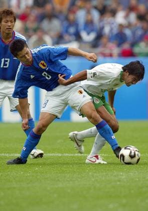 Mitsuo Ogasawara (li., Japan) gegen Pavel Pardo (Mexiko) Fußball Länderspiel Herren Confederations Cup 2005, Confederationscup, Konföderationencup, Konföderationen, Gruppe B, Vdig Gruppe Hannover Dynamik, Kampf