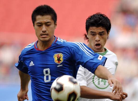 Mitsuo Ogasawara (Japan, re.) gegen Gonzalo Pineda (Mexiko) Fußball Länderspiel Herren Confederations Cup 2005, Confederationscup, Konföderationencup, Konföderationen, Confedcup Gruppe Hannover