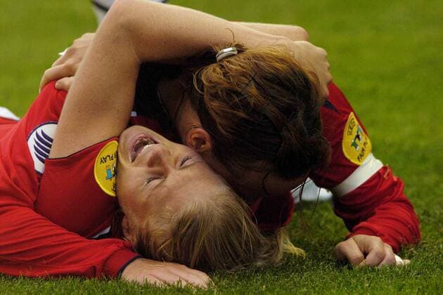 Torjubel Norwegen: Solveig Gulbrandsen (unten) Fußball EM Damen Europameisterschaft 2005, Frauen, Frauenfußball, Halbfinale, Länderspiel, Vdig Gruppe Warrington Freude, Begeisterung,